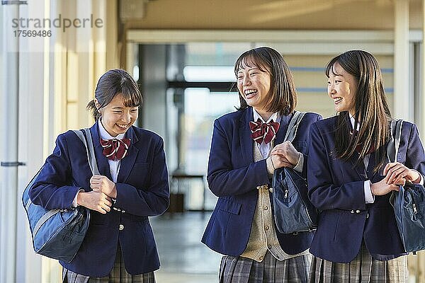 Japanisches Highschool-Mädchen spricht mit einem Lächeln