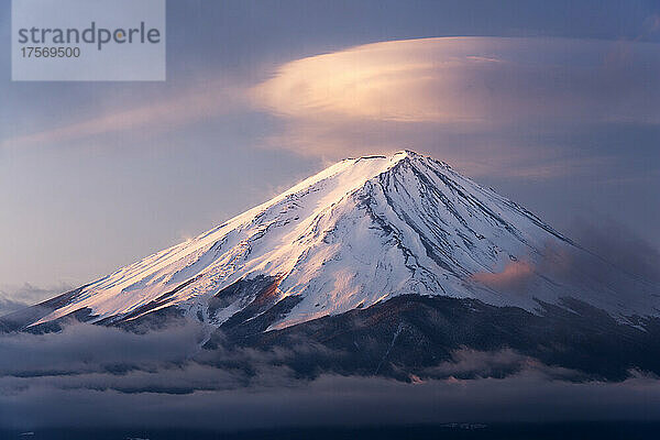 Yamanashi-Berg Fuji und linsenförmige Wolke