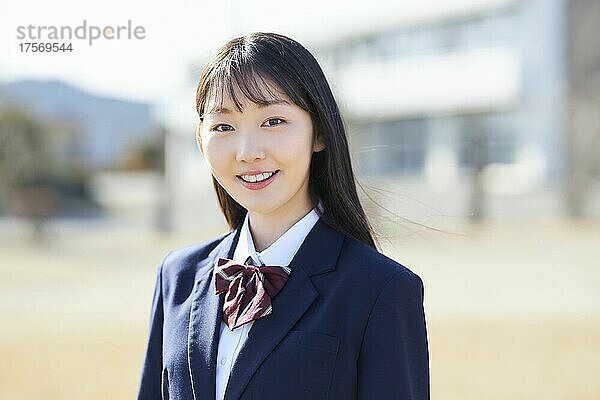 Japanisches Highschool-Mädchen mit einem Lächeln