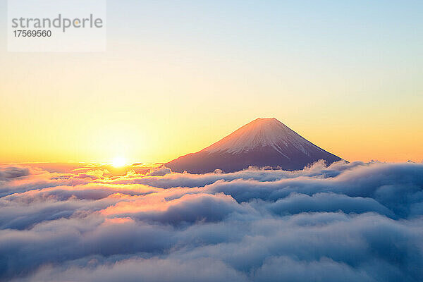 Yamanashi-Berg Fuji im Wolkenmeer und im Sonnenaufgang