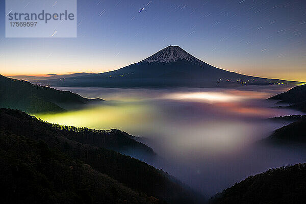 Yamanashi-Wolkenmeer bei Nacht und der Berg Fuji