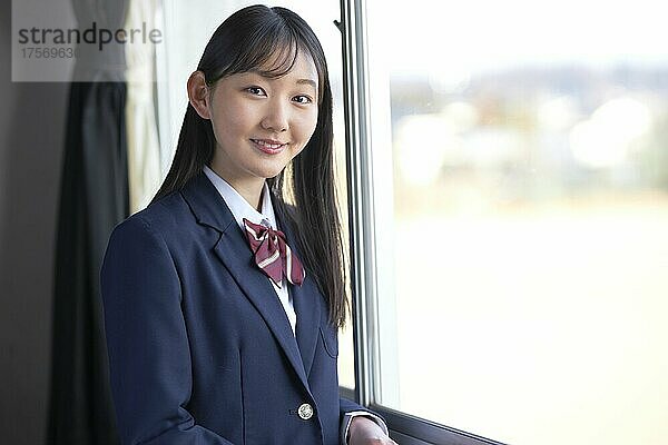 Japanisches Highschool-Mädchen mit einem Lächeln