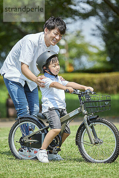 Japanischer Junge übt Fahrrad