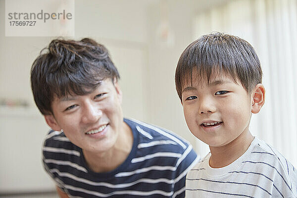 Japanisches Elternteil und Kind mit einem Lächeln