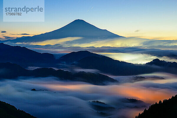 Berg Fuji im Morgengrauen in einem Wolkenmeer  Präfektur Shizuoka