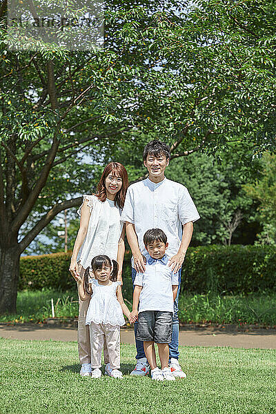 Japanische Familie macht ein Erinnerungsfoto