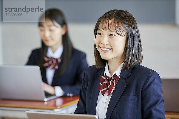Japanisches Highschool-Mädchen im Unterricht