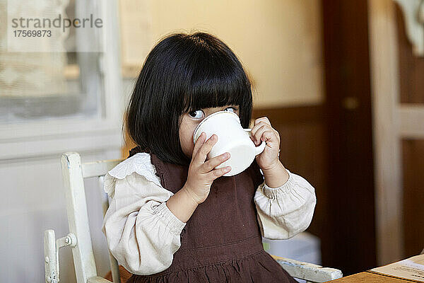 Japanisches Mädchen trinkt Tee
