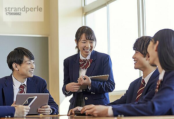 Japanischer Gymnasiast macht Gruppenarbeit