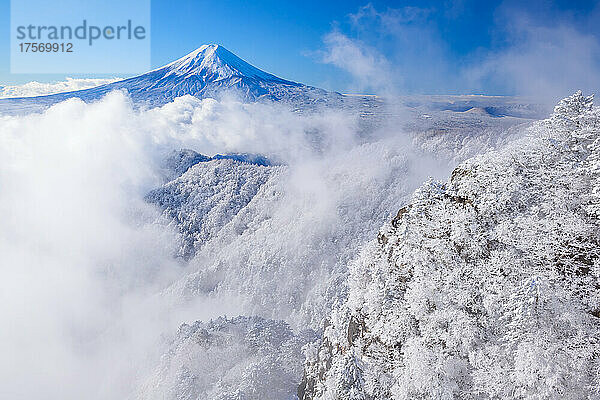 Yamanashi-Berg Fuji vom Berg Mitsutoge im Schnee