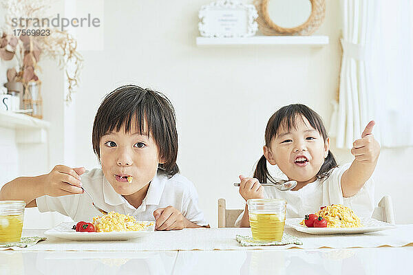 Japanischer Bruder und Schwester beim Essen