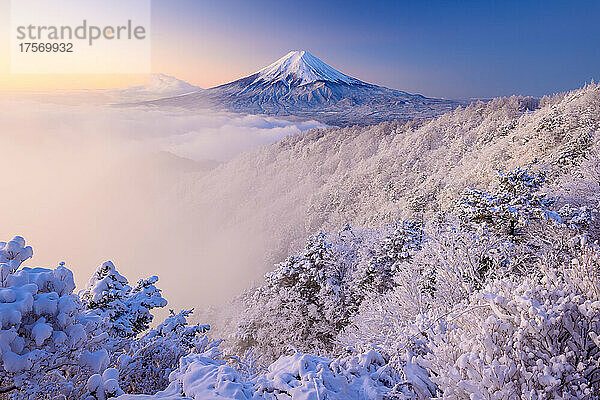 Yamanashi-Berg Fuji vom Berg Mitsutoge in verschneiter Landschaft