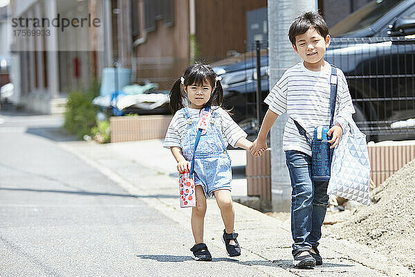 Japanischer Bruder und Schwester gehen auf Einkaufstour