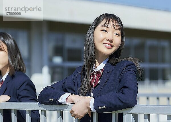 Japanisches Highschool-Mädchen auf dem Dach