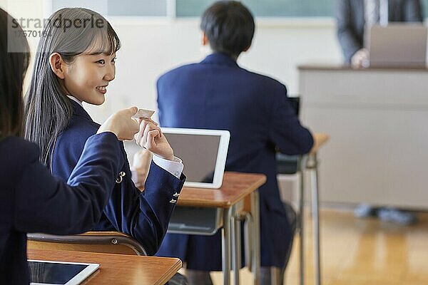 Japanisches High-School-Mädchen  das einen Brief übergibt