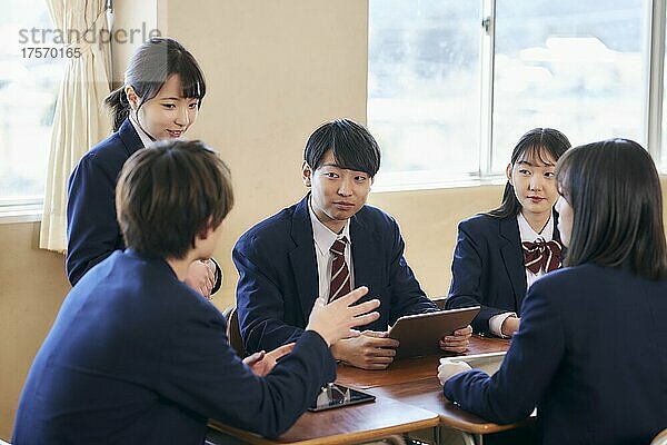 Japanische Gymnasiasten machen Gruppenarbeit