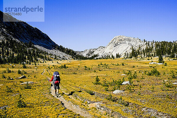 Wanderer auf Wanderweg im Yosemite-Nationalpark