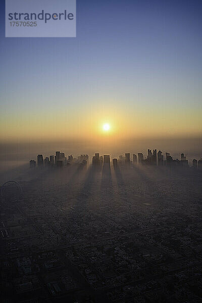 Skyline von Doha bei Sonnenaufgang mit Morgennebel