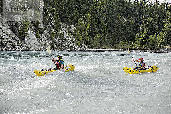 Mann und Frau paddeln in British Columbia  Kanada.
