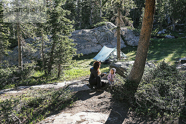 Mutter und Tochter ruhen sich in der Nähe ihres Lagers in Colorado aus