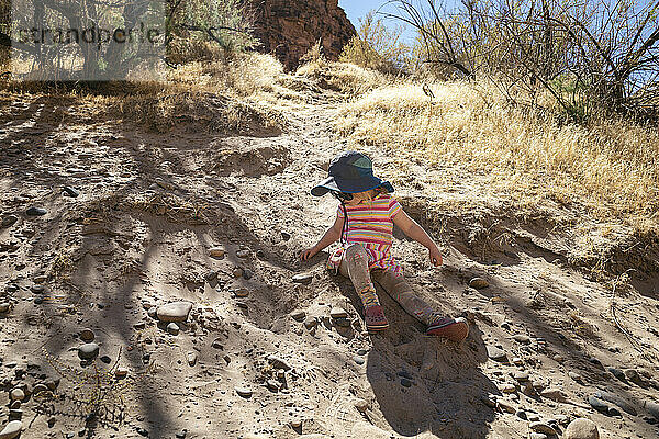 Mädchen spielt im Sand am Colorado River  Utah