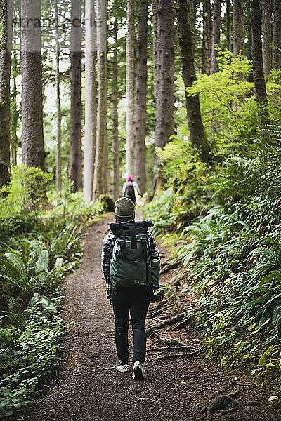 Millennial Woman wandert auf dem Naturpfad in Oregon