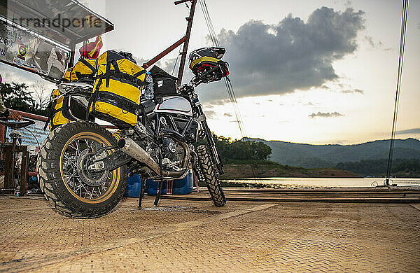 Scrambler-Motorrad auf der Fähre im Norden Thailands