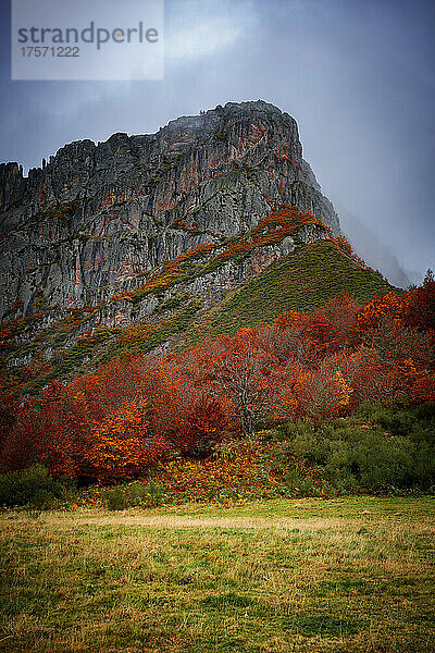 Gebirgslandschaft im Herbst an einem bewölkten Tag in Picos de Europa