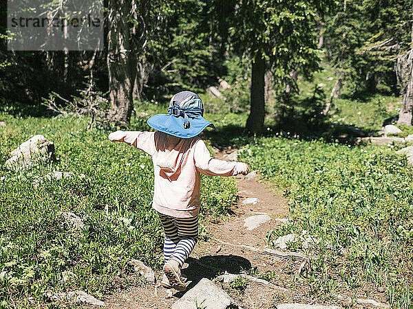 Junges Mädchen wandert einen Pfad hinunter  Colorado