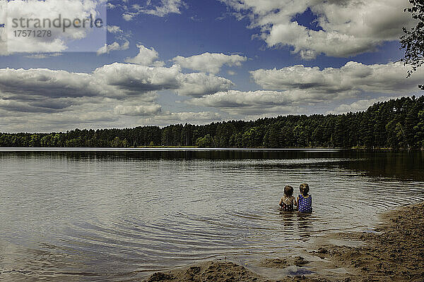 Zwei Mädchen entspannen sich im See