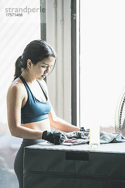 Frau zeichnet ihre Fortschritte im Fitnessstudio in Bangkok auf