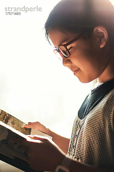 Porträt eines Mädchens  das ein Buch liest