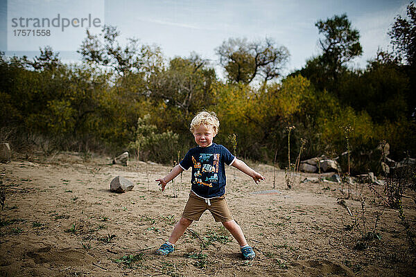 Dreijähriger steht im Feld bei Mission Trails in San Diego