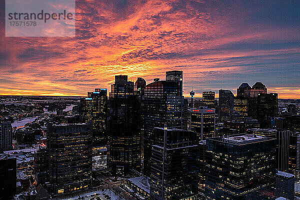 Feuriger Sonnenaufgang über der Innenstadt von Calgary im Winter