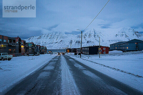 Eine Straße in der Hauptstadt Longyearbyen