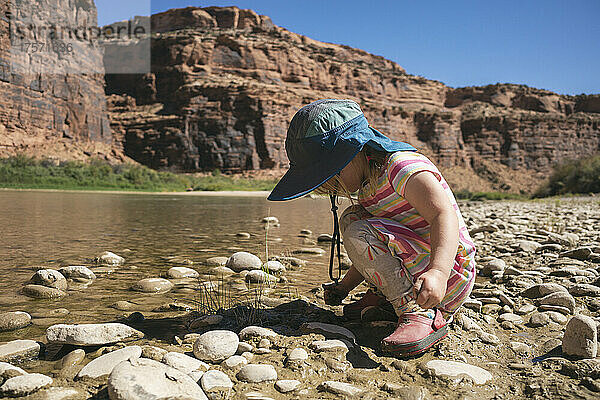 Junges Mädchen spielt am Colorado River  Utah