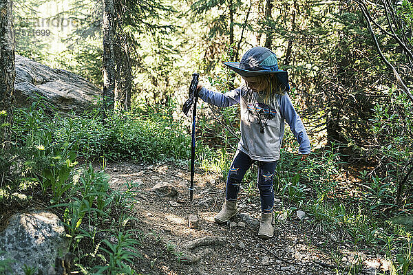 Mädchen beim Wandern in der Holy Cross Wilderness  Colorado