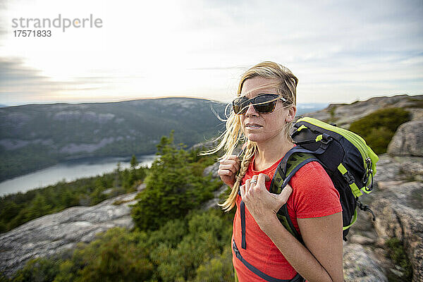 Gesunde Frau mit Sonnenbrille wandert auf Berggipfel  Maine