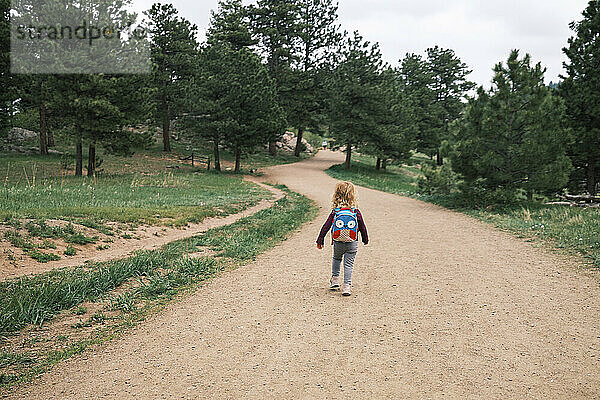 Mädchen wandert mit Rucksack im Mount Falcon Park