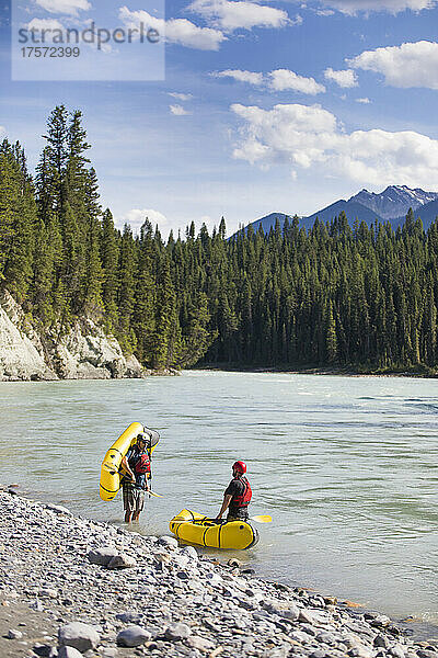 Paddler halten am Rande eines malerischen Flusses  B.C. Kanada.