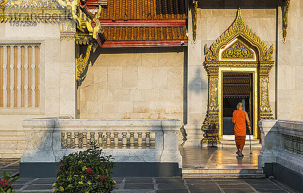 Mönch geht in den berühmten Tempel Wat Benchamabophit in Bangkok