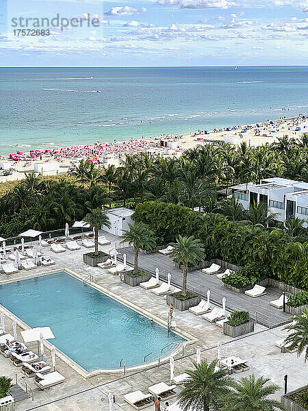 Erhöhte Ansicht von Pool  Strand und Atlantik  Miami Beach