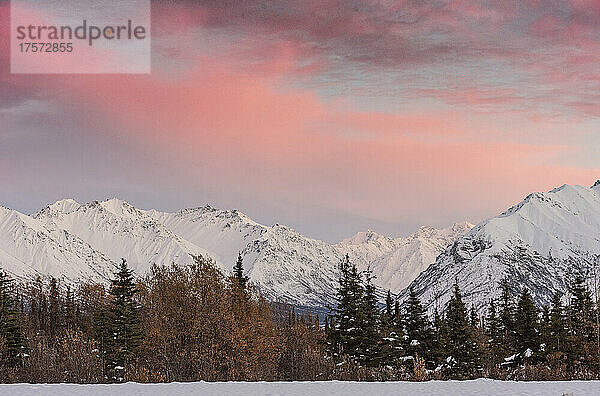 Wunderschöner Sonnenuntergang über dem Chugach-Gebirge in Alaska
