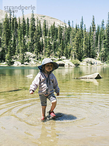 Mädchen watet im Brady Lake in der Holy Cross Wilderness  Colorado