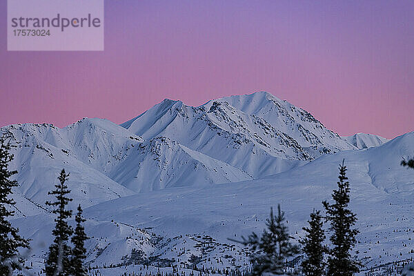 Zuckerwatterosafarbener Sonnenuntergang entlang der Berge in Alaska
