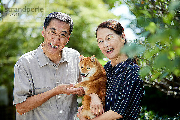 Japanisches älteres Paar mit ihrem Hund