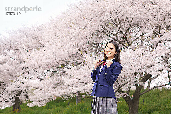 Japanisches High-School-Mädchen macht eine Mut-Pose