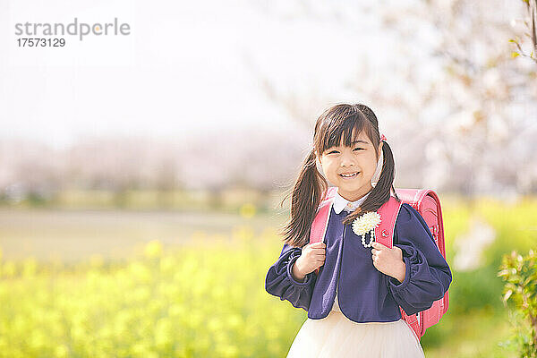 Japanisches Grundschulmädchen mit einem Lächeln