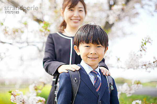 Japanischer Grundschuljunge mit einem Lächeln