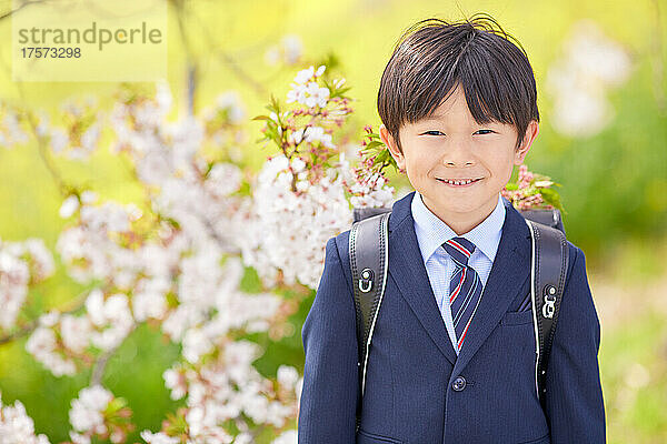 Lächelnder japanischer Grundschuljunge